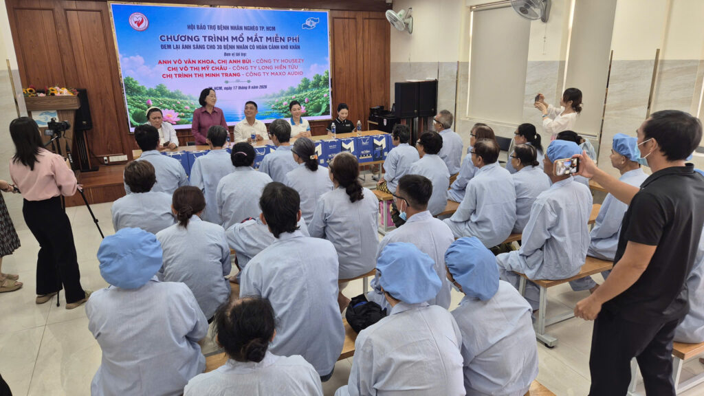 chuong-trinh-mo-mat-mien-phi-dem-lai-anh-sang-cho-30-benh-nhan-co-hoan-canh-kho-khan-17-9-hinh-thuc-te-7